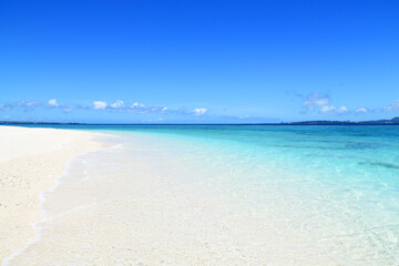 Fototapeta na wymiar 沖縄の美しい青い海