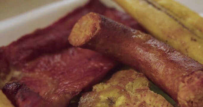 Plano detalle de plato peruano de la selva de patacones con cecina y chorizo.