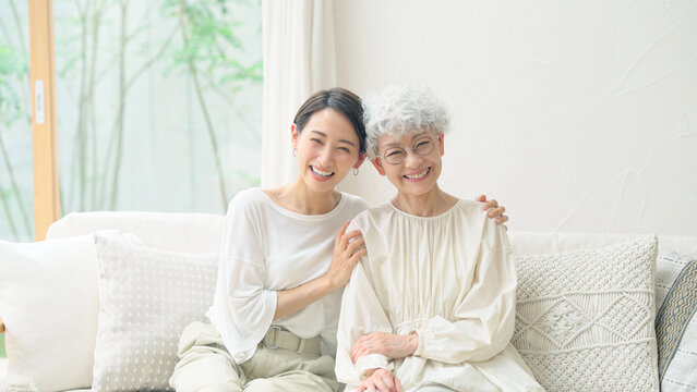 笑顔のシニア・ミドル女性　高齢の母娘