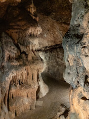 Pasadizo en el interior de una cueva
