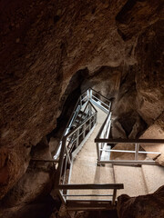 Escalera en una cueva visitable