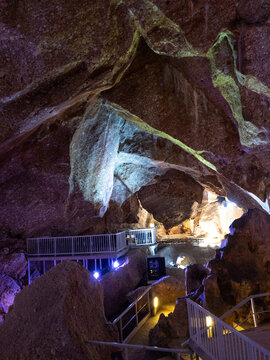 Interior de una cueva visitable