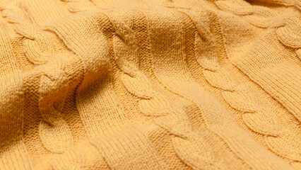 Jersey de ochos de lana amarilla