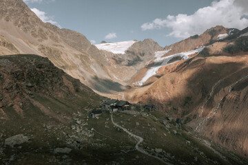 Eine Schutzh&uuml;tte vor einem Gletscher. Klimawandel am Gletscher. Wei&szlig;kogelh&uuml;tte in Langtaufers. Drohnenfoto H&uuml;tte und Gletscher 2