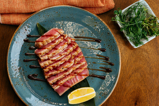 Grilled tuna with herbs and lemon