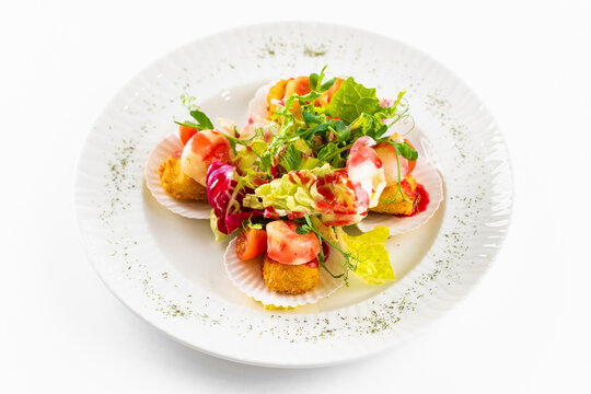 Fried scallops with lettuce, arugula, cherry tomatoes and Asian sauce
