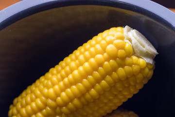 電気調理器の内釜および蒸したトウモロコシ
