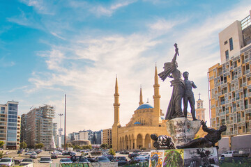Fototapeta premium Beautiful view of the Martyrs' Monument and the Muhammad Al-Amin Mosque to the center of Beirut, Lebanon