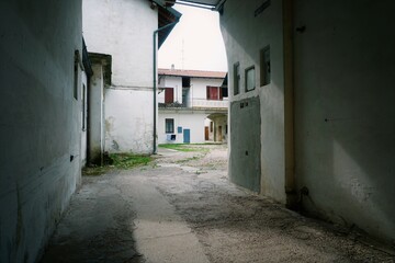 veduta di una antica casa di corte , nel centro storico di Magenta