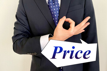 お金ポーズをするサラリーマン PRICE