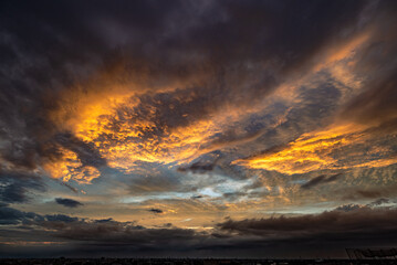 夕陽に照らされた層積雲