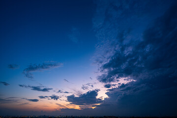 Fototapeta na wymiar ブルーアワーに浮かぶ乱層雲