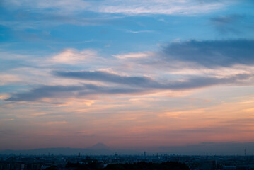 猛暑日の夕暮れに霞んで浮かぶ富士山