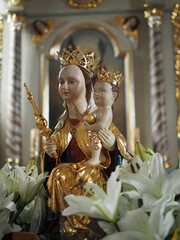 Zabytkowa figurka Matki Boskiej z Dzieciątkiem z Sianowa - obrazy, fototapety, plakaty