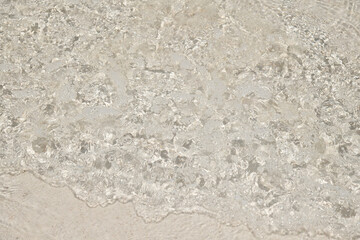 キラキラ輝く透明な波