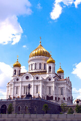 Fototapeta na wymiar Cathedral of the Russian Orthodox Church. Cathedral of Christ the Savior, Moscow. The largest Orthodox church in Russia. View from the Moscow River. Sights of Moscow