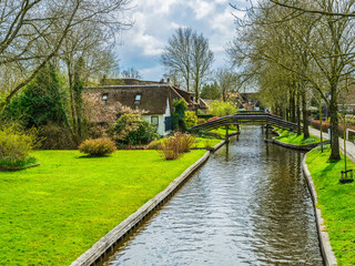 Fototapeta na wymiar Canal running through the Giethoorn village, Netherlands