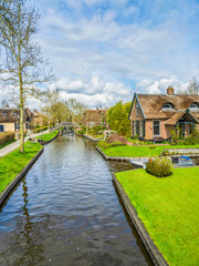 Fototapeta na wymiar Beautiful houses and canals in Giethoorn village, Netherlands