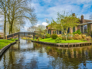 Fototapeta na wymiar Giethoorn village canals, houses and bridges, Netherlands