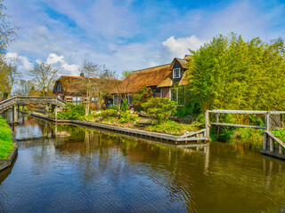 Obraz premium Dutch house and wodden bridge in the Dutch village of Giethoorn, Netherlands