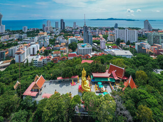 Obraz premium Der Big Buddha Pattaya, auch Wat Phra Khao Yai bekannt, liegt auf dem höchsten Punkt der Stadt und ist 18 Meter hoch. Eine der schönsten Aussichten über Pattaya.