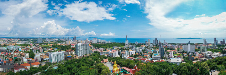 Der Big Buddha Pattaya, auch Wat Phra Khao Yai bekannt, liegt auf dem höchsten Punkt der Stadt und ist 18 Meter hoch. Eine der schönsten Aussichten über Pattaya.