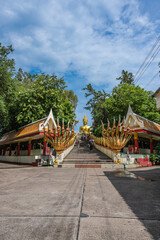 Obraz premium Der Big Buddha Pattaya, auch Wat Phra Khao Yai bekannt, liegt auf dem höchsten Punkt der Stadt und ist 18 Meter hoch. Eine der schönsten Aussichten über Pattaya.