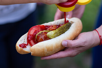 Przygotowywanie domowego hot doga - obrazy, fototapety, plakaty
