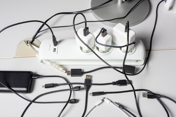 Kabelwirrwar und Steckerleiste für verschiedene elektronische Geräte