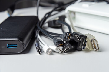 Kabelwirrwar und Steckerleiste für verschiedene elektronische Geräte