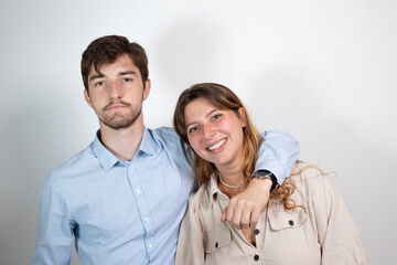 portrait d'un jeune couple de 25 ans souriant et regardant la caméra. Isolé sur fond gris