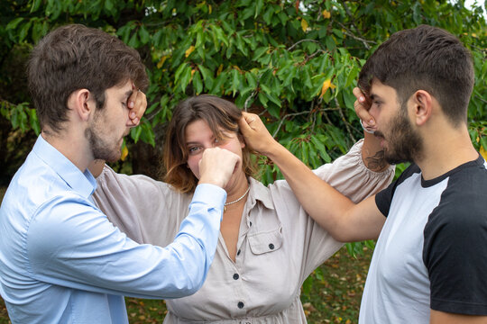 image fun de trois amis qui s'amusent en se pin&ccedil;ant le nez ou le menton. Ils rient et se d&eacute;tendent dans un moment de complicit&eacute;.