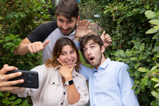 trois jeunes amis font un selfie avec un téléphone portable. Moment fun de complicité entre jeunes adultes