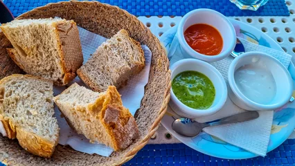 Poster les îles Canaries Sauces called Mojo rojo and mojo verde served with white bread in a local restaurant in Los Abrigos, Tenerife, Canary Islands, Spain, Europe, EU. Local traditional food. Appetiser