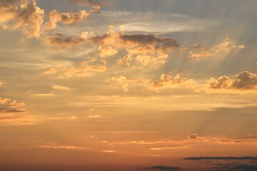 オレンジ色に染まる綺麗な夕焼け空