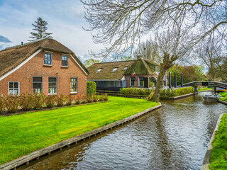 Fototapeta na wymiar Beautiful houses on on islands in the fairy tale village of Giethoorn, Netherlands