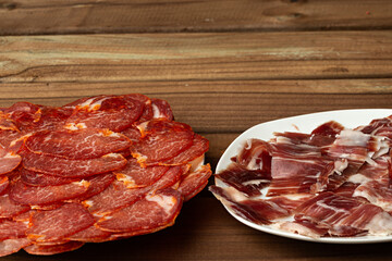 Platos con jamón ibérico y lomo ibérico.