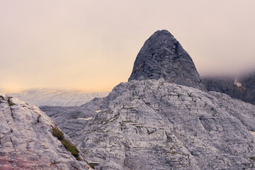 der Zuckerhütl bei Sonnenuntergang gesehen von de Simony Hütte mit homogene Wolkensicht als...