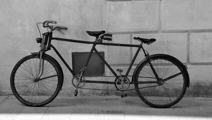 Obraz na płótnie Canvas three-way tandem bicycle in Pitigliano tuscany Italy