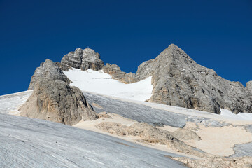 der Dachstein vom Hallstätter Gletscher aus gesehen im Sommer 2022 mit Schulteranstieg, Bergschrund, Westgrat in den Österreichischen Kalkalpen
