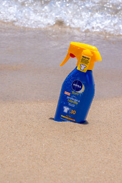 spray de cr&egrave;me solaire de marque Nivea sun sur une plage 