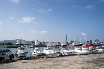 Fototapeta na wymiar 賑わいのある、朝の徳山港