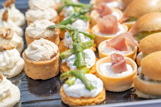petits fours sur un plateau de traiteur