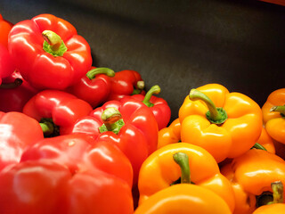 POIVRONS ROUGES ET JAUNES - Gros plan détaillé