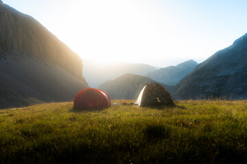 tentes posées devant montagnes.