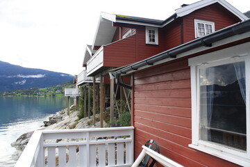 El campamento Viki Fjord se encuentra al final del fiordo Sognefjord con vistas a la cascada Feigefossen. Noruega.