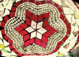 Diseño de mosaico hechos de trozos de cristales de colores. Cristales de un globo de una lámpara...