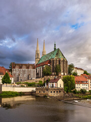 Blick über den Fluss Neiße auf die Peterskirche in Görlitz - 519623805