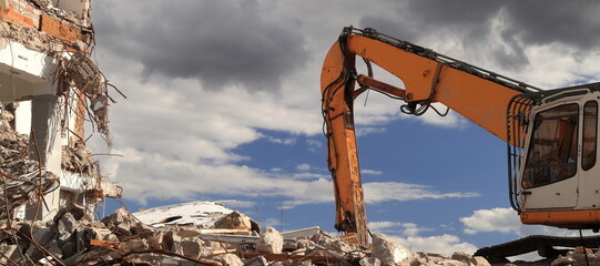 Excavator during the demolition of an old building.
Koparka podczas rozbiórki starego budynku. - obrazy, fototapety, plakaty