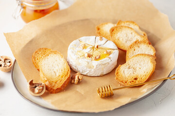 Traditional baked brie cheese or camembert with honey and nuts, supplemented with breadcrumbs.